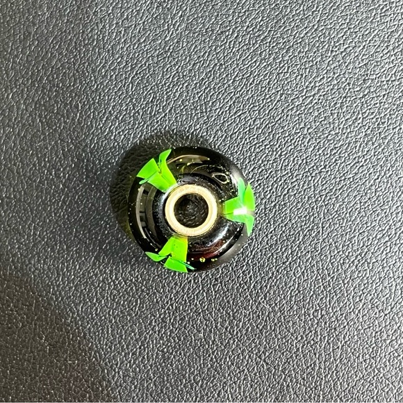 Trollbeads Retired Green Flower Bead- 61325 - Picture 7 of 7